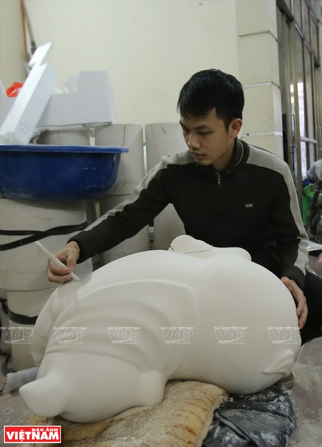 八场村制作最大的泥陶猪长达1米。 图自越通社