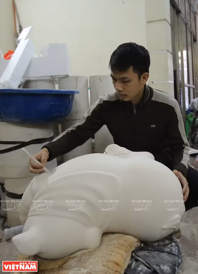 八场村制作最大的泥陶猪长达1米。 图自越通社