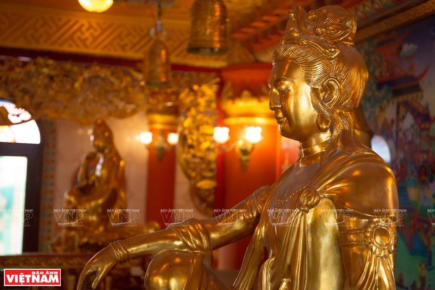 大悲金刚塔的镀金铜像。越通社记者 庆龙 摄