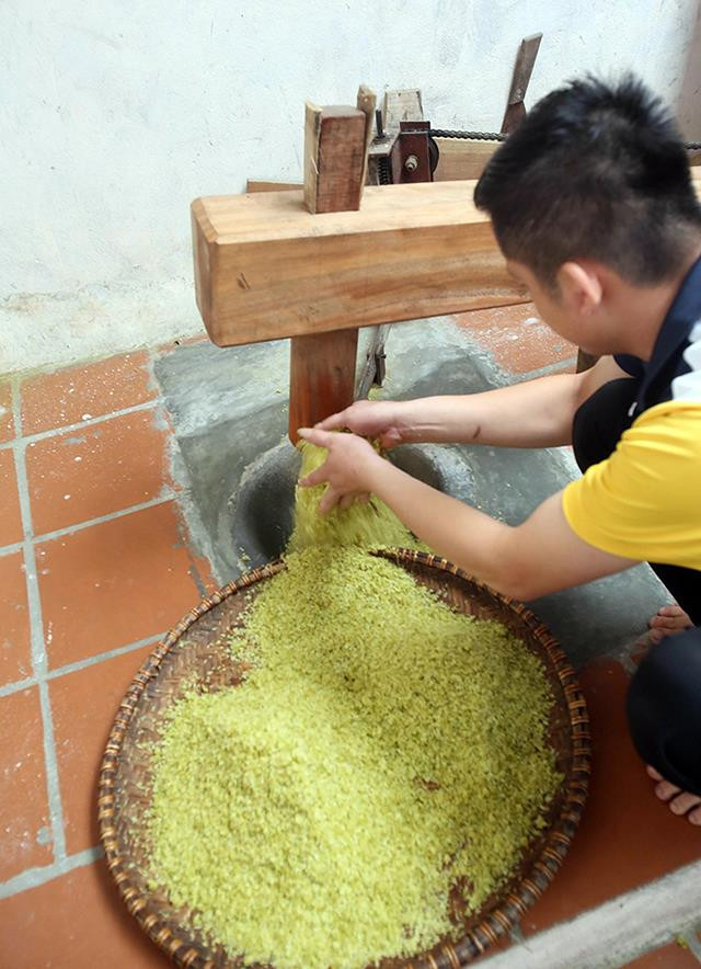 在工匠们的灵巧双手下，望村扁米多年来仍旧保留着其特色：薄、软、香等。图自《人民报》