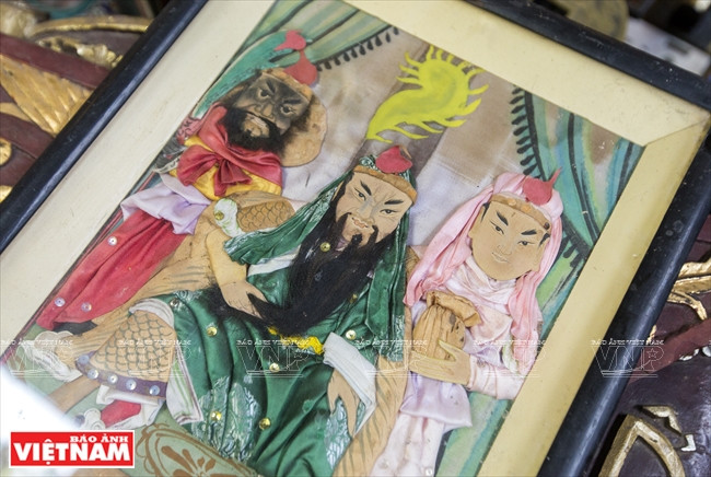 ……以及手工纸画。图自越通社