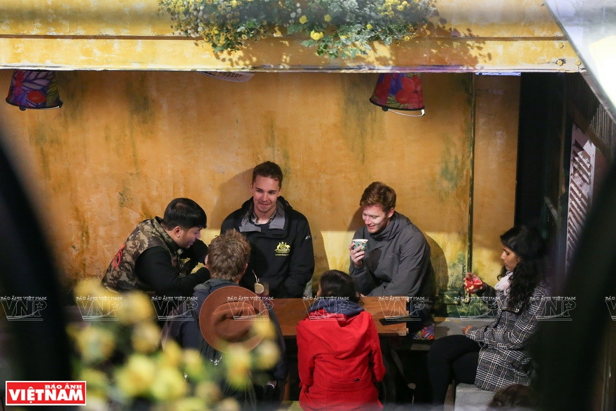  客人享受咖啡馆内的独特空间。图自越通社