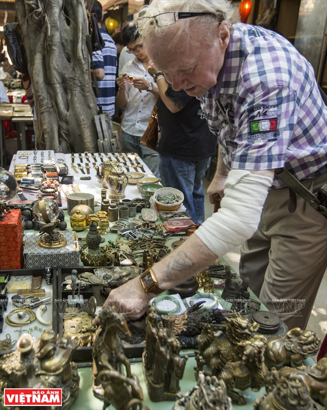 西贡古玩集市有40多个摊位。图自越通社