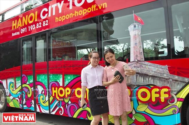 年轻人拍照留念。图自越通社