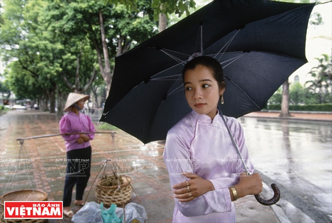雨后的河内小贩。凯萨琳‧卡诺 摄