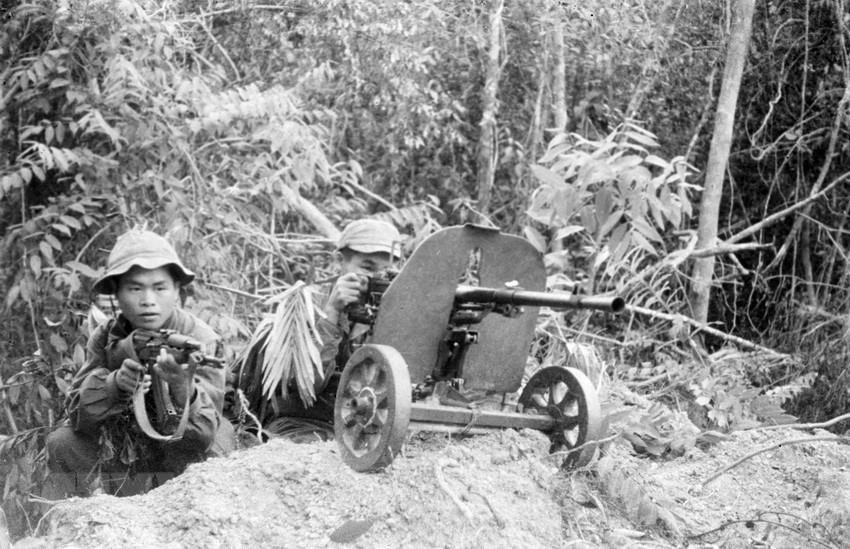 资料图：解放军伏击，袭击从溪生阵地散落的敌人。图自越通社