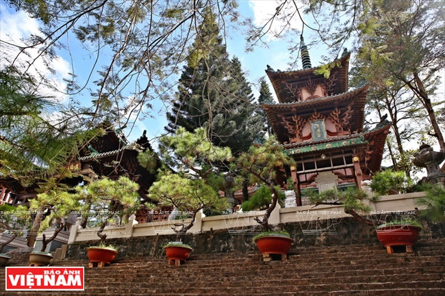 古香古色的明成寺，吸引游客前来参观拜佛。图自越通社