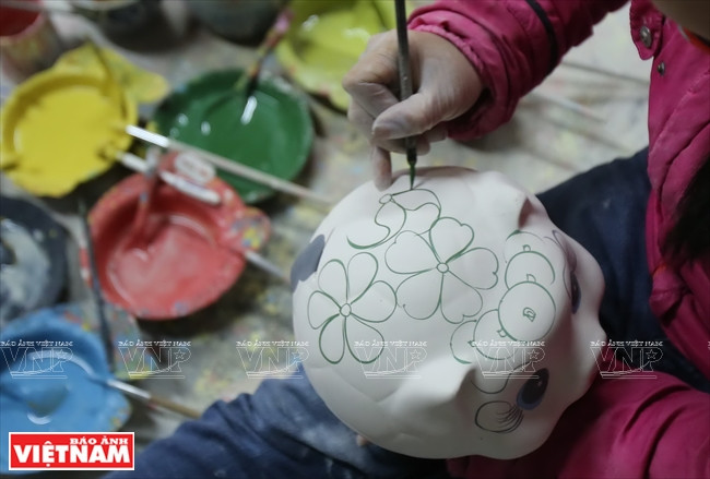 艺人在坯体上画花纹。 图自越通社