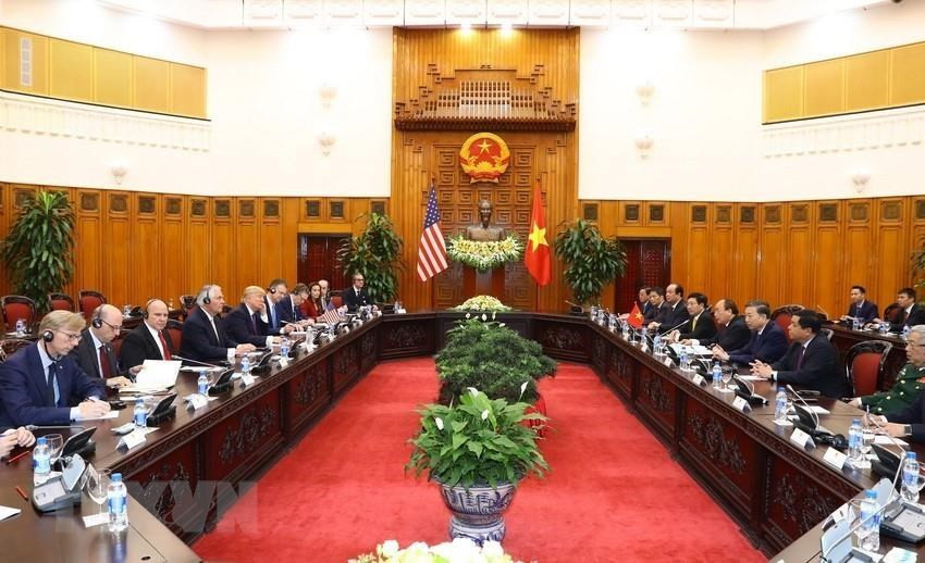 资料图：在美国总统唐纳德·特朗普于2017年11月11日至11月12日对越南进行国事访问并出席2017年APEC峰会期间，越南政府总理阮春福会见特朗普。图自越通社