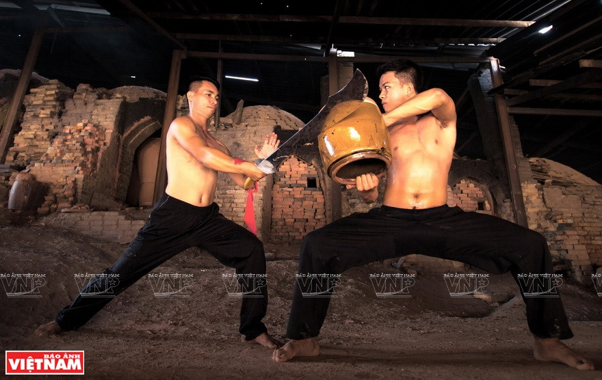 平阳省土龙木市独一无二的缸武。越通社记者 阮论 摄