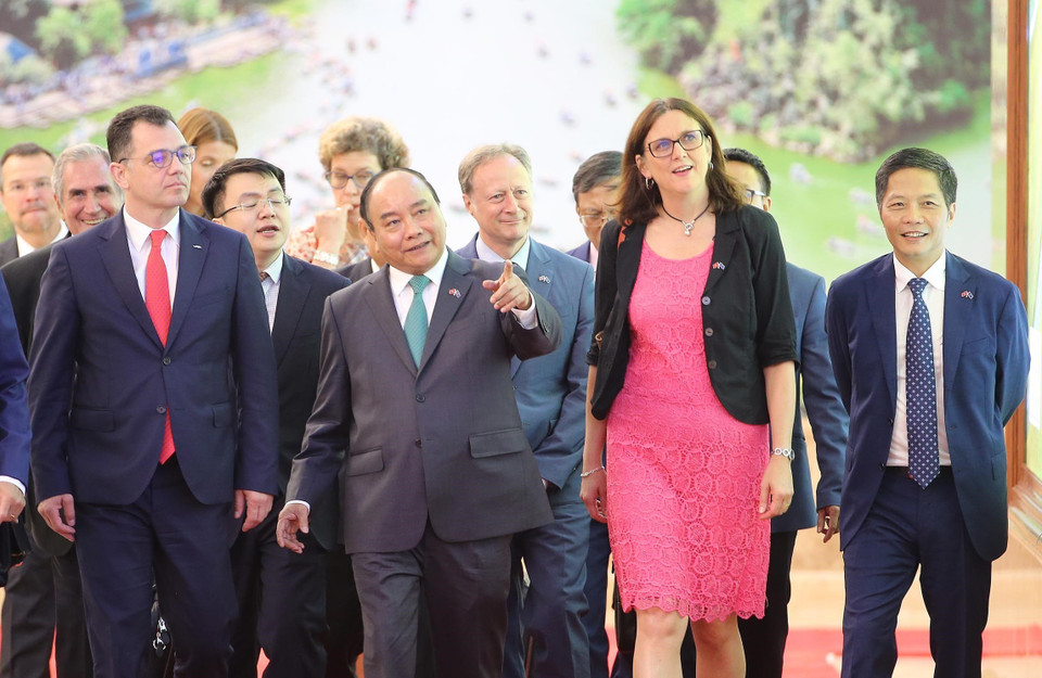  越南政府总理阮春福、越南工贸部部长陈俊英、欧盟贸易专员马姆斯特罗姆（Cecilia Malmström）、罗马尼亚营商环境贸易和创业部部长斯特凡•拉杜•奥普雷亚（Stefan - Radu Oprea）出席签署仪式。图自越通社