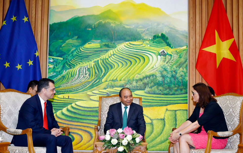 阮春福（中间）会见欧盟贸易专员马姆斯特罗姆（右）和罗马尼亚营商环境贸易和创业部部长斯特凡•拉杜•奥普雷亚（左）。图自越通社