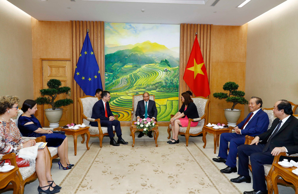 此前，阮春福（中间）会见欧盟贸易专员马姆斯特罗姆（右）和罗马尼亚营商环境贸易和创业部部长斯特凡•拉杜•奥普雷亚（左）。图自越通社