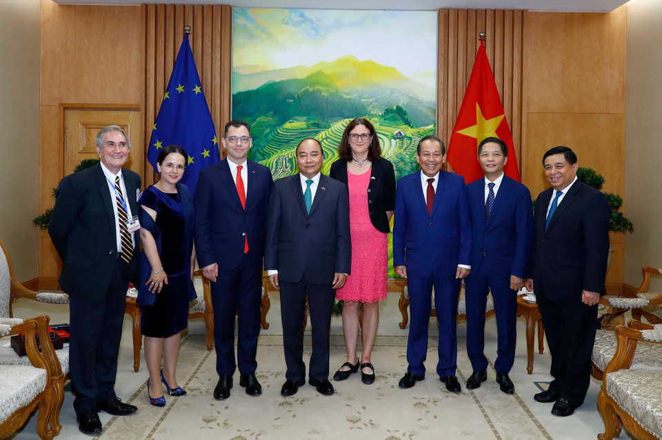 阮春福与各位代表合影。图自越通社