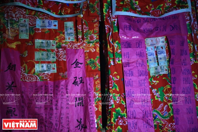 红瑶族婚礼的舞台背景。本报记者陈孝摄