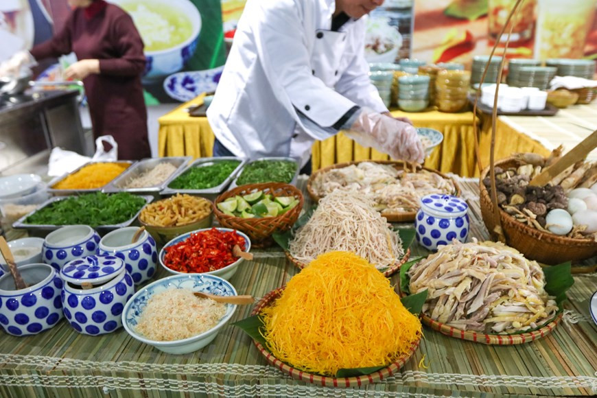 越南美食受到国内外记者的欢迎。越通社记者 明山 摄