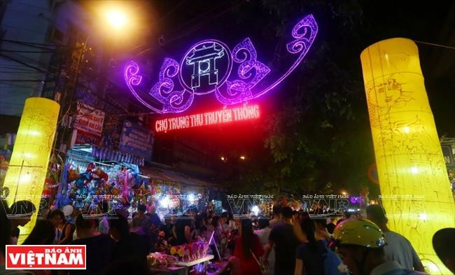 行马街两边五颜六色的玩具吸引众多人前来参观和购物。图自越通社