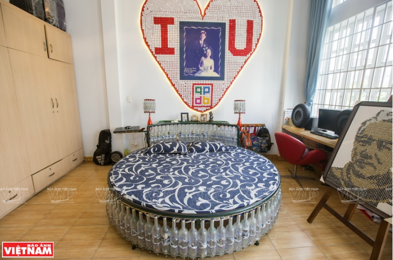  这张床由200多个瓶子组成，以庆祝这对夫妇结婚15周年。图自越通社