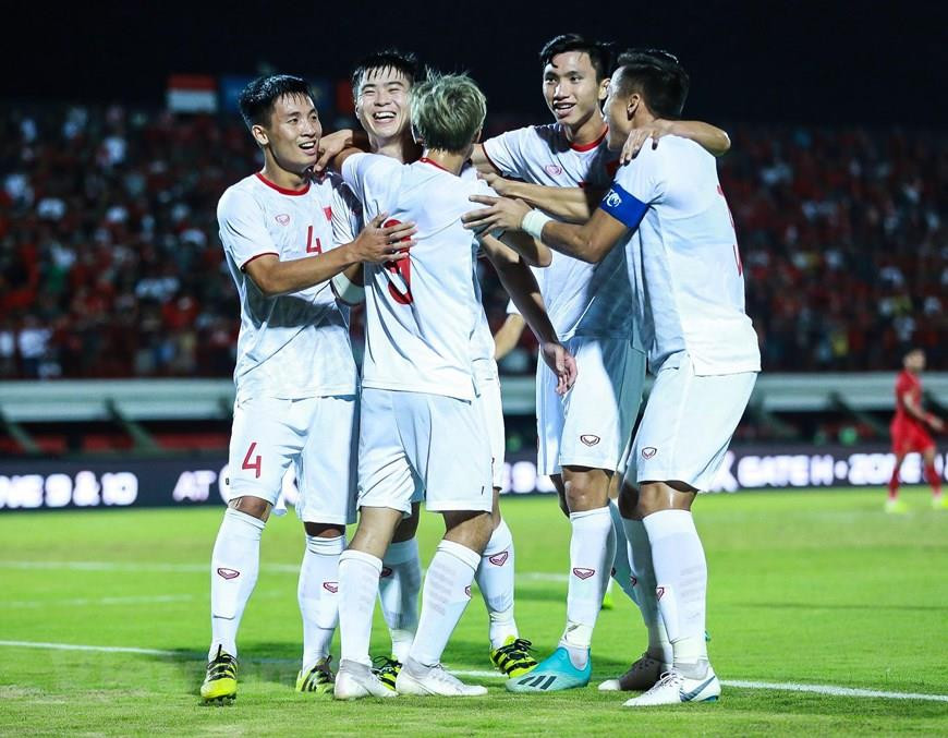 越南球员喜庆胜利。图自越通社