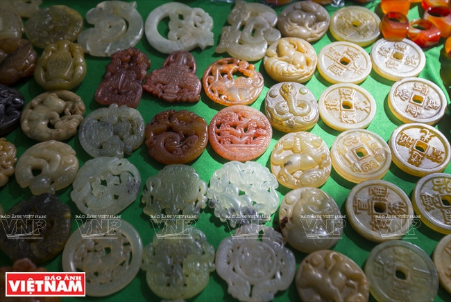 各式各样的玉贝。图自越通社