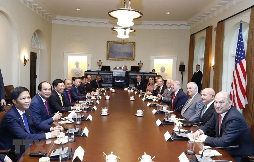 资料图：在越南政府总理阮春福于2017年5月29日至31日对美国进行正式访问期间，5月31日下午，越南政府总理阮春福与美国总统唐纳德·特朗普在白宫举行会谈。图自越通社