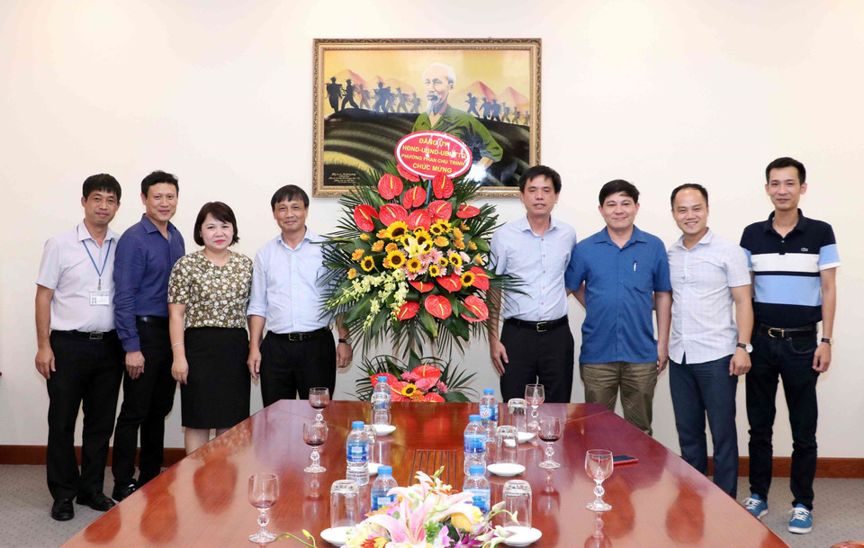 越通社办公室主任陶德惠会见还剑郡潘周桢坊党委、人民议会、祖国阵线代表团。图自越通社