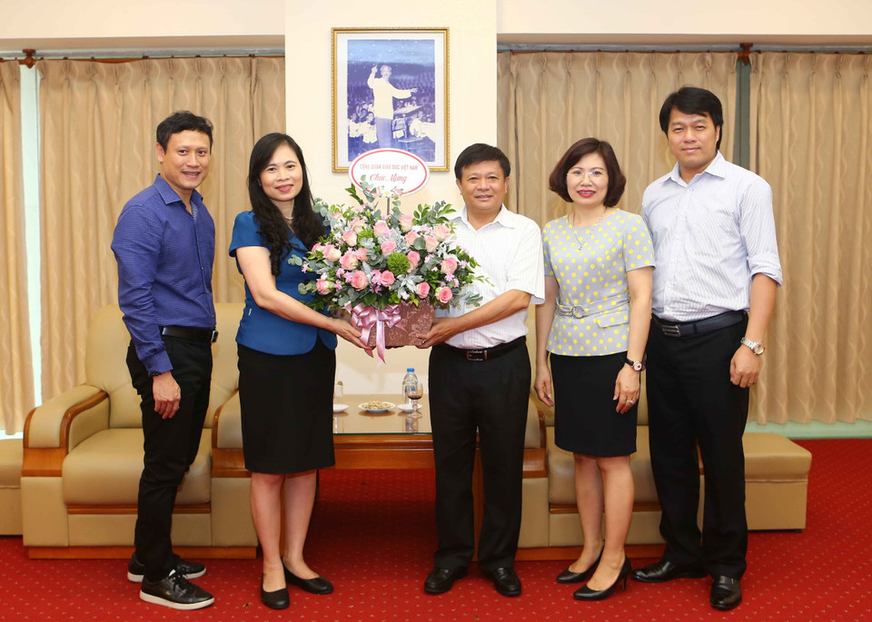 越通社副社长丁登光会见越南教育工会代表团。图自越通社