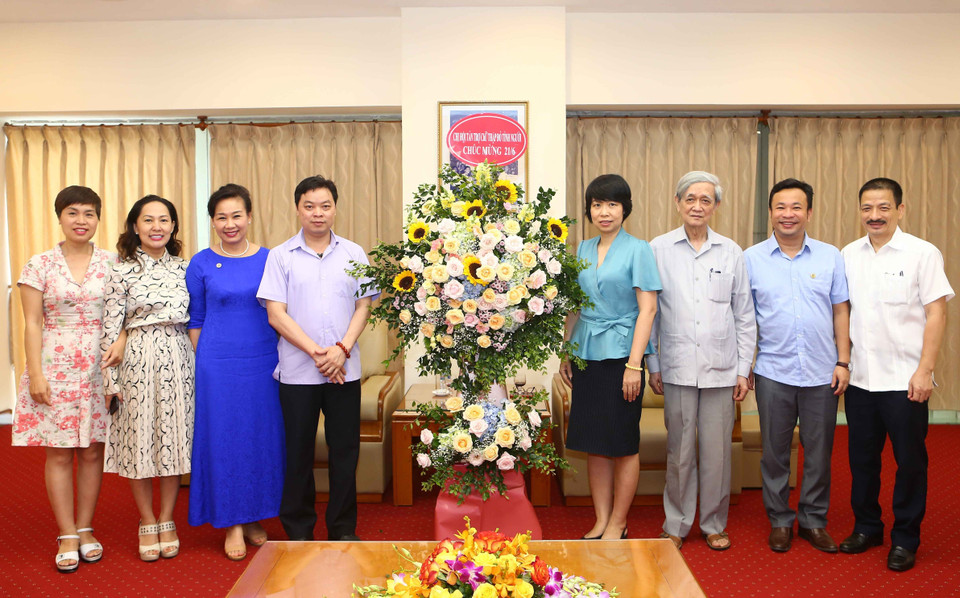 越通社副社长武越庄会见河内市红十字协会代表团。图自越通社