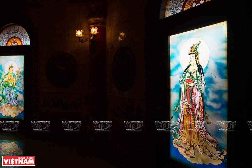 大悲金刚塔的玻璃画。越通社记者 庆龙 摄