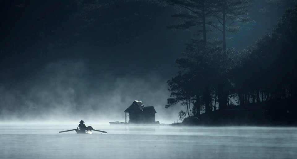 大叻市沉浸在茫茫的迷雾之中 风景美如天堂。读者 阮俊 摄