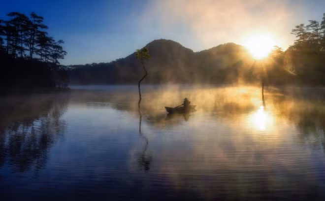 大叻市沉浸在茫茫的迷雾之中 风景美如天堂。读者 阮俊 摄
