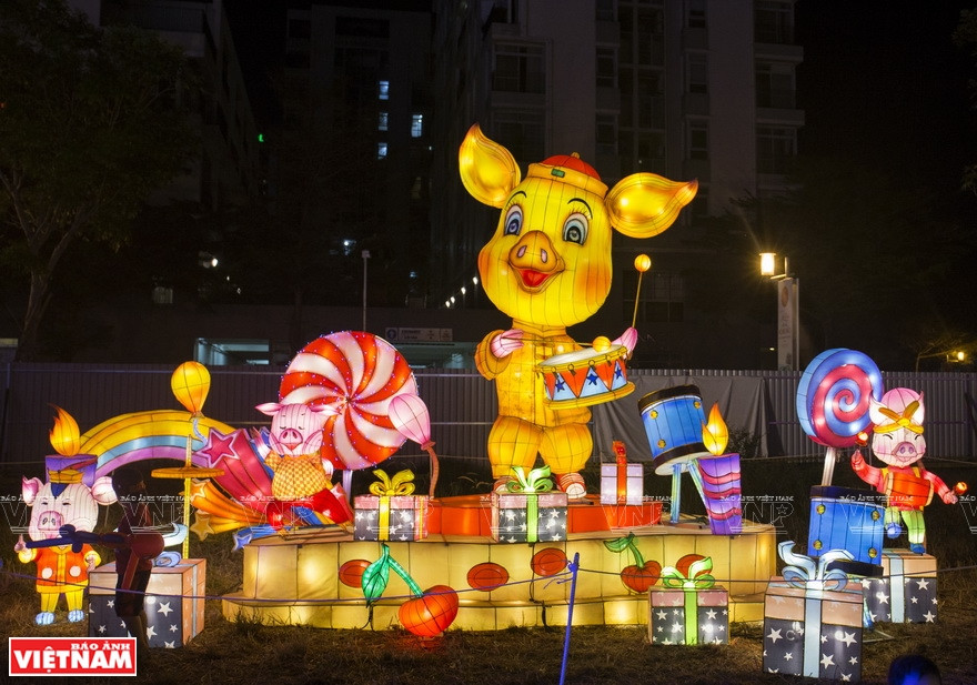 灯光节的展区面积为10万平方米。图自越通社