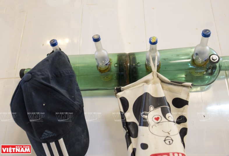  家具衣架也由瓶子制成。图自越通社