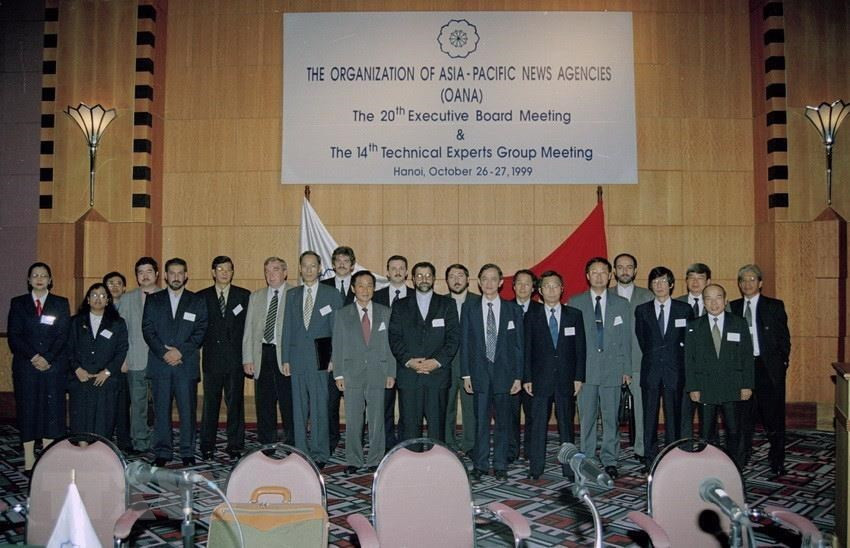 越通社社长胡进议与出席亚太通讯社组织执行委员会第20次会议代表合影。图自越通社