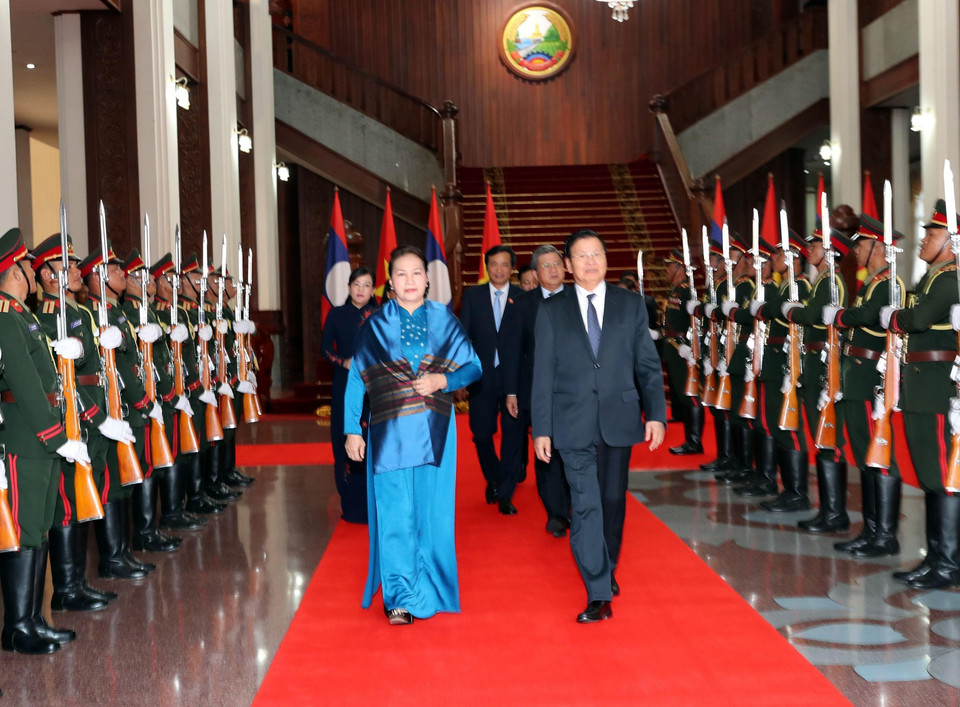 老挝总理通论·西苏里迎接越南国会主席阮氏金银。越通社记者 仲德 摄