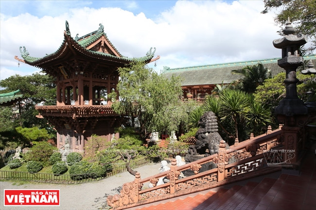 明成寺雕塑艺术以密宗佛教哲学为基础，包涵文学和哲理，显示大乘密宗佛教思想和文化的精华。图自越通社