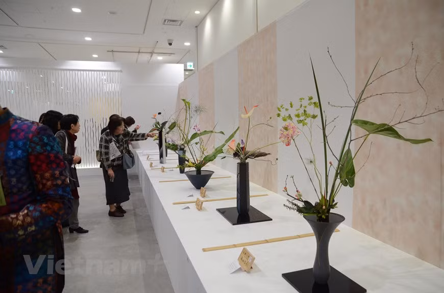 日本关西地区花道展览会吸引众多参观者。图自越通社