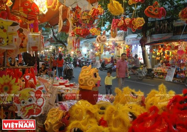 行马街两边五颜六色的玩具吸引众多人前来参观和购物。图自越通社