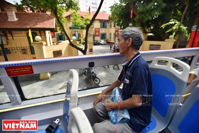 河内市巴亭郡居民邓春馆表示，他第一次体验这种旅游方式很感兴趣，希望大力发展服务游客。图自越通社 
