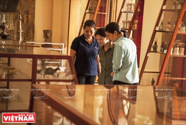 观众对各时代的油灯颇感兴趣。图自越通社