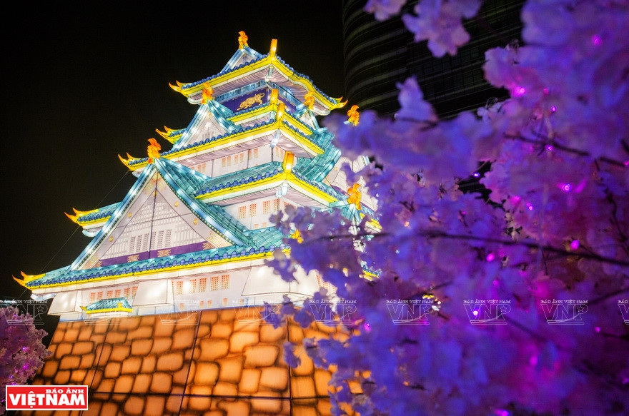 灯光节展示世界各地的著名象征。图自越通社