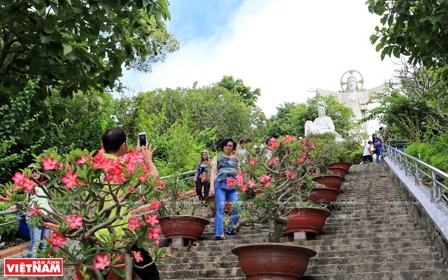 游客得登上数百个台阶才能到达耶稣像。越通社记者 通海 摄