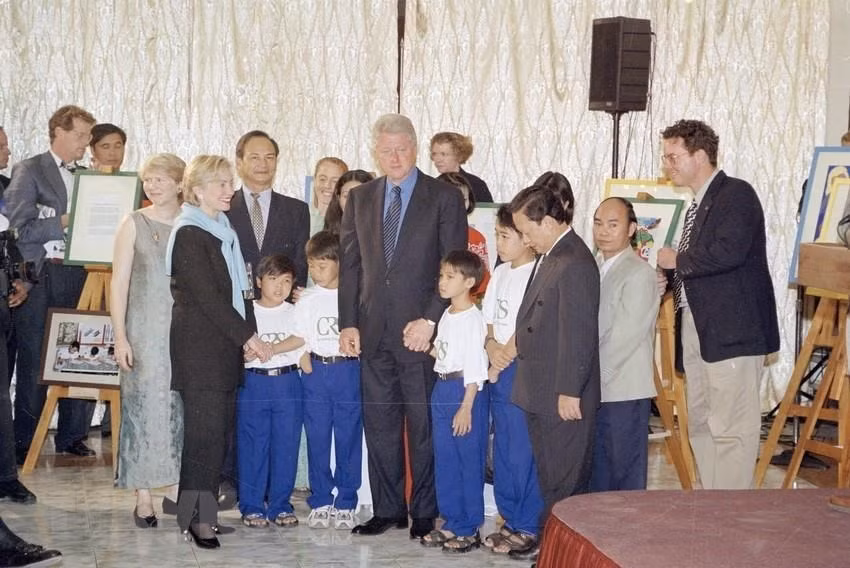 资料图：在对越南进行正式访问期间，2000年11月18日，美国总统比尔克林顿及夫人会见越南战争中的炸弹地雷受害者。图自越通社