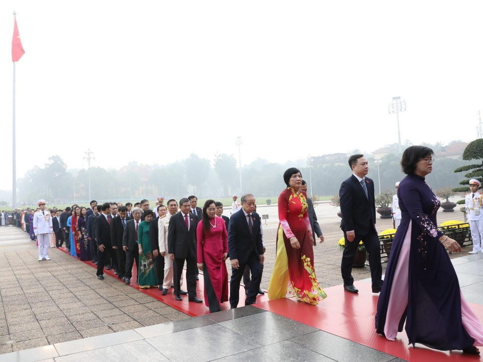 越南国会代表拜谒胡志明主席陵墓。越通社记者 杨江 摄