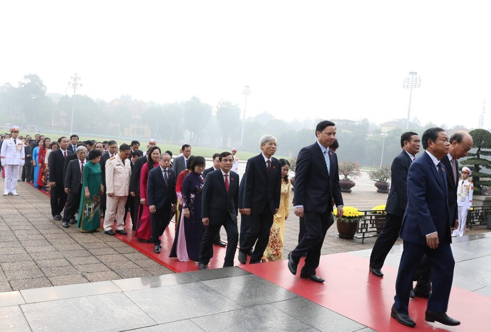 越南国会代表拜谒胡志明主席陵墓。越通社记者 杨江 摄