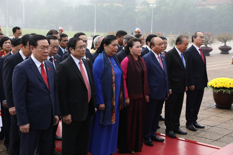 越南国会主席阮氏金银和政府总理阮春福率团拜谒胡志明主席陵墓。越通社记者 杨江 摄