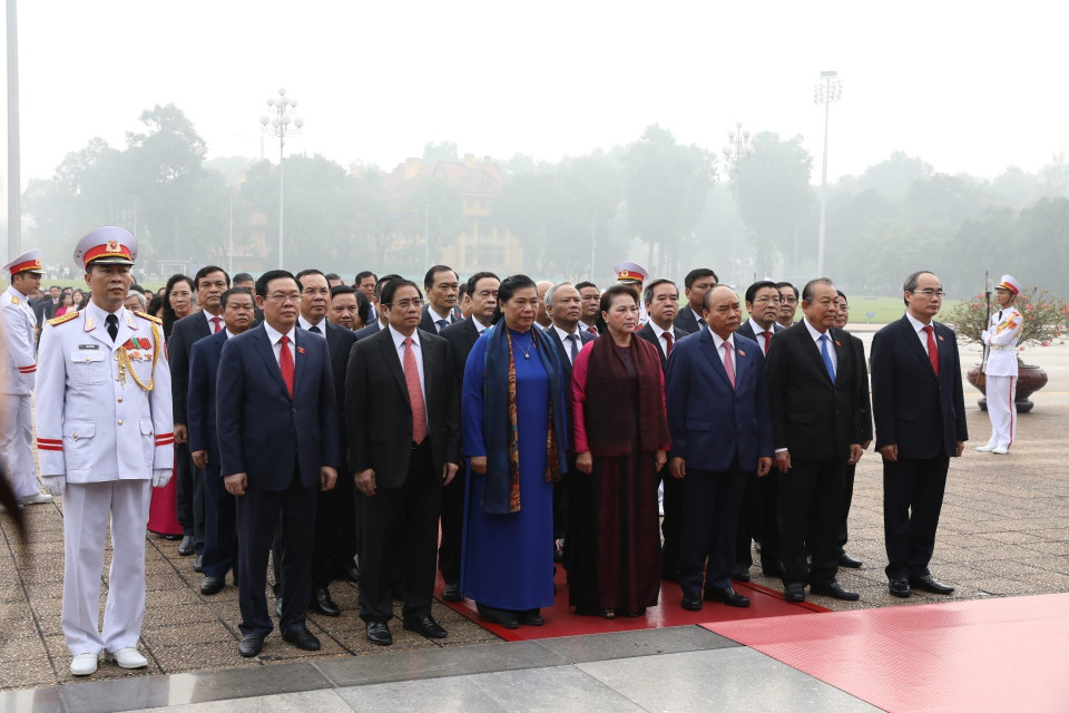 越南国会主席阮氏金银和政府总理阮春福率团拜谒胡志明主席陵墓。越通社记者 杨江 摄