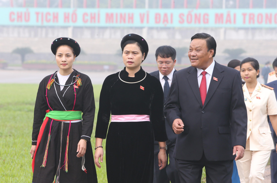 越南国会代表拜谒胡志明主席陵墓。越通社记者 杨江 摄