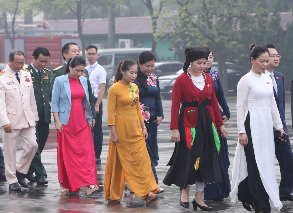 越南国会代表拜谒胡志明主席陵墓。越通社记者 杨江 摄