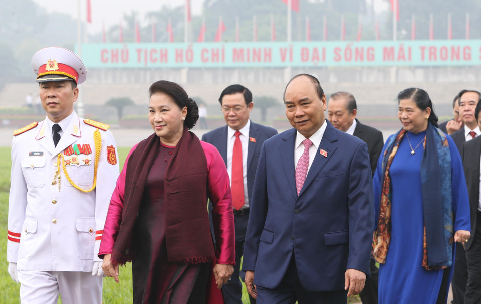 越南国会主席阮氏金银和政府总理阮春福率团拜谒胡志明主席陵墓。越通社记者 杨江 摄